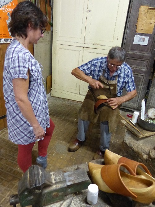 Montage des garnitures des sabots fabriqués en juin